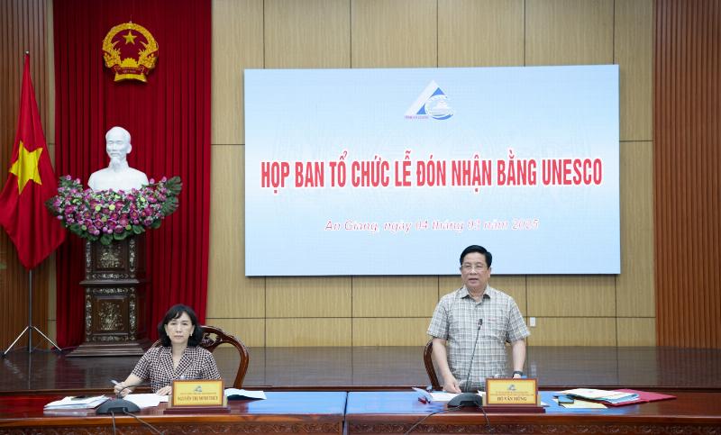 Hinh anh ben ngoai kien truc miếu ba chua xu nui sam o chau doc an giang vao mot ngay nang dep